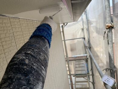 奈良生駒市F様邸　外壁塗装・屋根塗装・防水工事 軒天下塗り