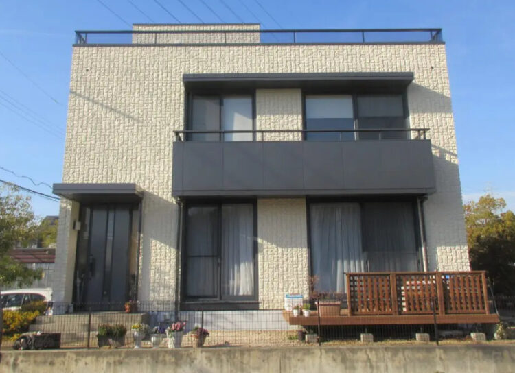 奈良の香芝の株式会社ヨネヤの外壁塗装と屋根塗装のツートンカラー施工例③