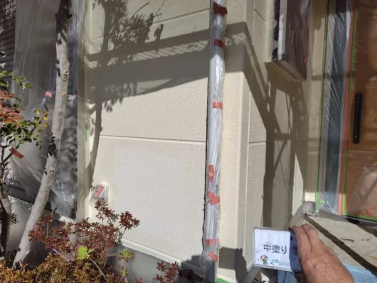 奈良県葛城市八川S様邸　屋根塗装・外壁塗装・防水工事 外壁　中塗り