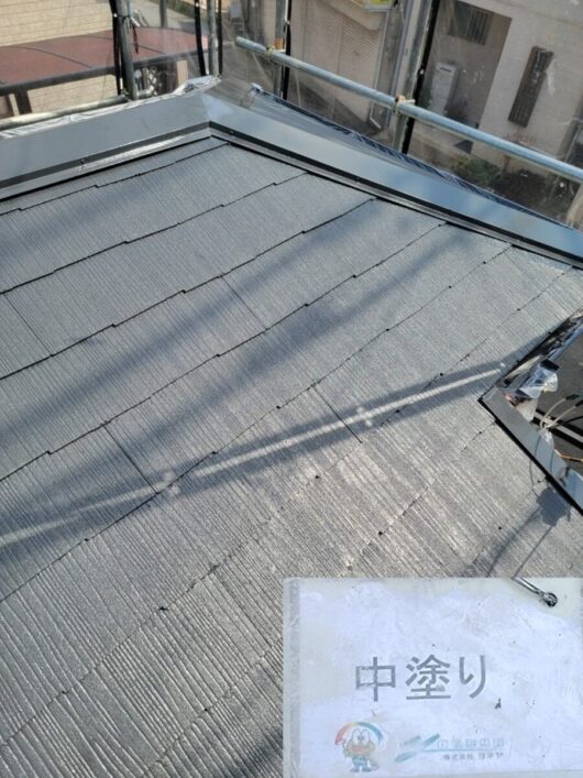 奈良県奈良市学園朝日町H様邸　外壁塗装・屋根塗装・防水工事 屋根　中塗り