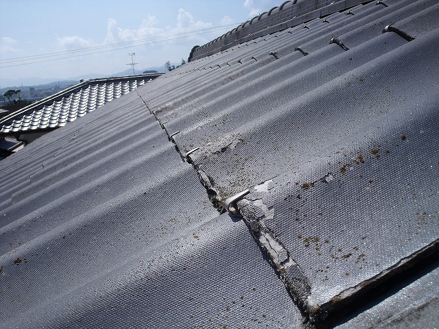 奈良の香芝の株式会社ヨネヤの外壁塗装と屋根塗装のひび割れモニエル