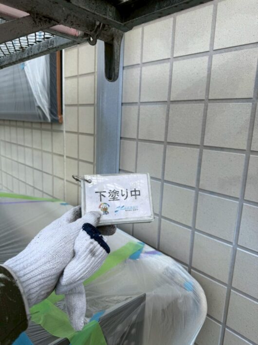 奈良県葛城市葛城ガーデンズ様（2階建てアパートメント）　外壁塗装工事 外壁下塗り