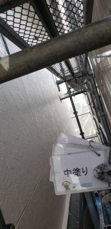 奈良香芝市K様　外壁塗装・屋根塗装工事 外壁塗装中塗り
