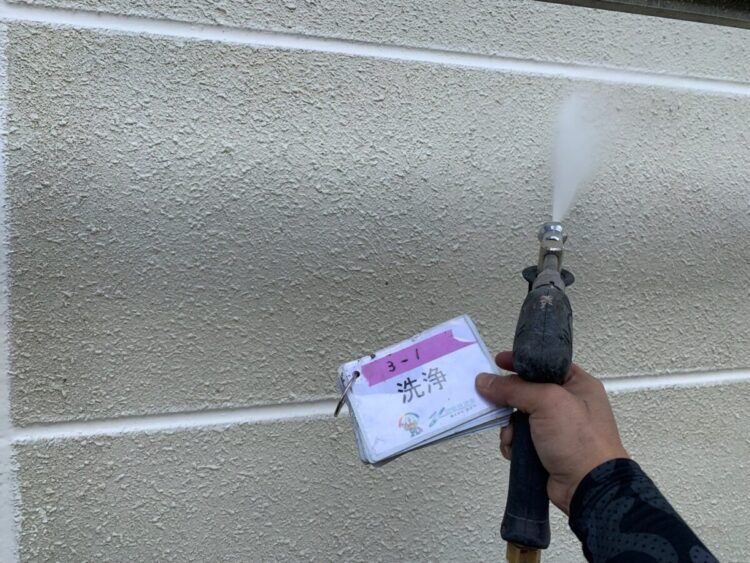 奈良の香芝市の株式会社ヨネヤの外壁塗装と屋根塗装の足場の高圧洗浄