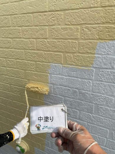 奈良香芝市T様邸　外壁塗装・防水工事 外壁中塗り