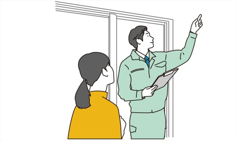 奈良の香芝の株式会社ヨネヤの外壁塗装と屋根塗装の点検している業者と女性