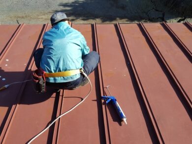 奈良の香芝の株式会社ヨネヤの外壁塗装と屋根塗装の屋根の上で作業する人