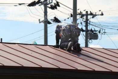 奈良の香芝の株式会社ヨネヤの外壁塗装と屋根塗装の屋根で作業している人