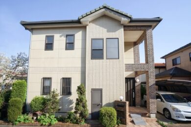 奈良の香芝の株式会社ヨネヤの外壁塗装と屋根塗装のクリーム色のお家