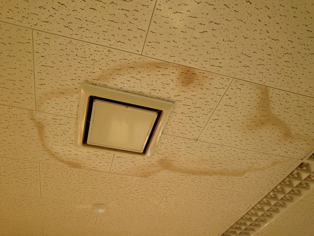 奈良の香芝の株式会社ヨネヤの外壁塗装と屋根塗装の雨漏りしている天井