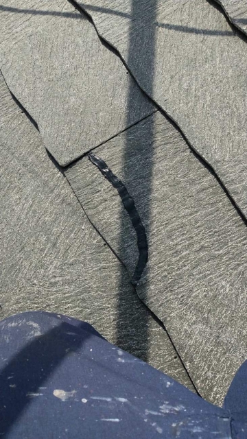 奈良の香芝市の株式会社ヨネヤの外壁塗装と屋根塗装の屋根のひび割れ