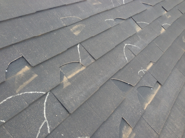 奈良の香芝市の株式会社ヨネヤの外壁塗装と屋根塗装のひび割れた屋根