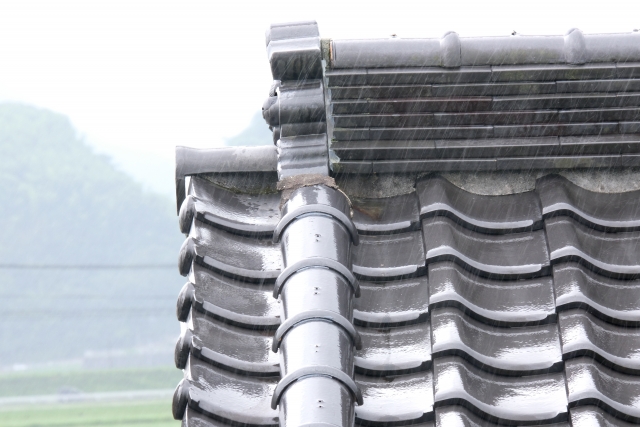 奈良の香芝の株式会社ヨネヤの外壁塗装と屋根塗装の雨と瓦