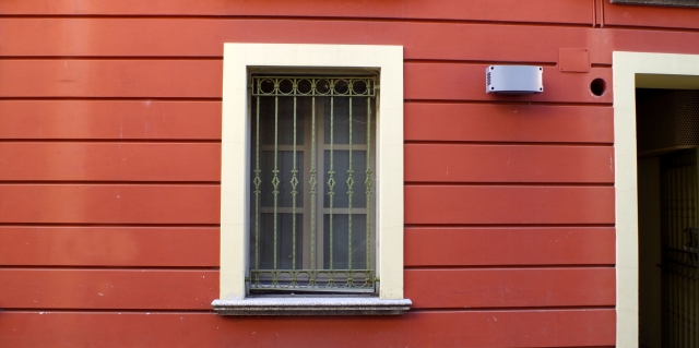奈良の香芝の株式会社ヨネヤの外壁塗装と屋根塗装の窓枠が白いお家