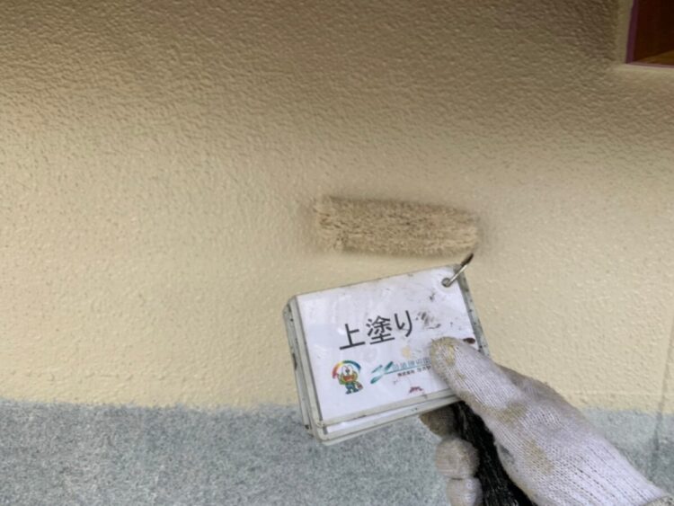 奈良の香芝の株式会社ヨネヤの外壁塗装と屋根塗装の上塗り
