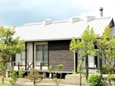 奈良の香芝市の株式会社ヨネヤの外壁塗装と屋根塗装の白い屋根の家