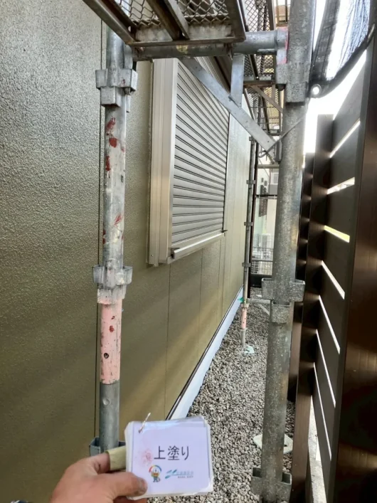 京都府木津川市T様邸　外壁塗装・屋根塗装・防水工事 外壁　上塗り