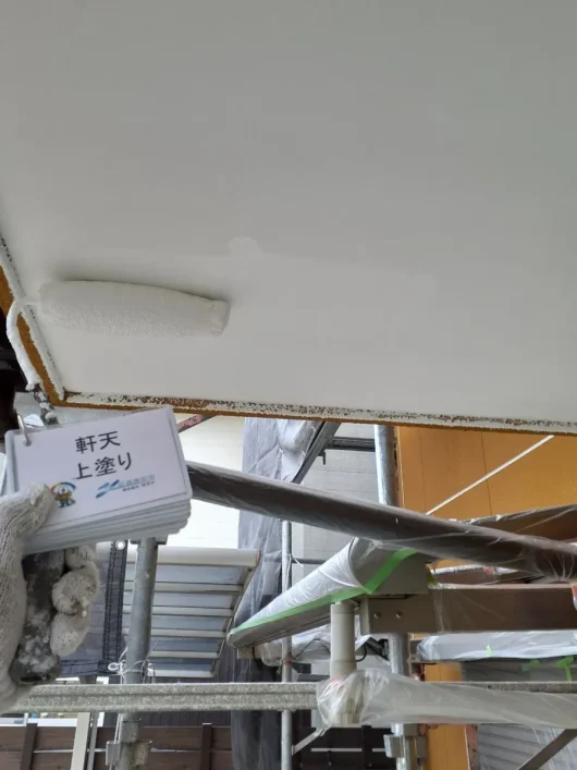 京都府木津川市T様邸　外壁塗装・屋根塗装・防水工事 軒天　上塗り