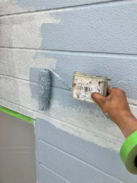 奈良県生駒市小明町S様邸　外壁塗装・屋根塗装・防水工事 外壁　中塗り