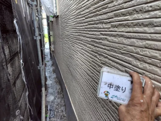 奈良県橿原市大久保町S様邸　外壁塗装・屋根塗装・防水工事 外壁　中塗り