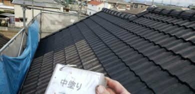 奈良香芝市Y様邸　外壁塗装・屋根塗装・ベランダ防水工事 屋根塗装中塗り