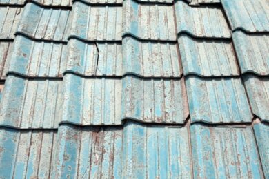 奈良の香芝市の株式会社ヨネヤの外壁塗装と屋根塗装の瓦の割れ