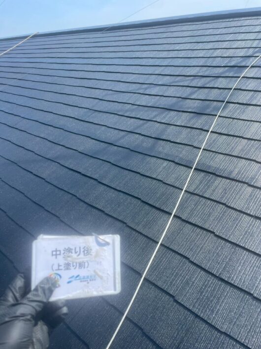 奈良県葛城市葛城ガーデンズ様（2階建てアパートメント）屋根塗装工事 屋根中塗り
