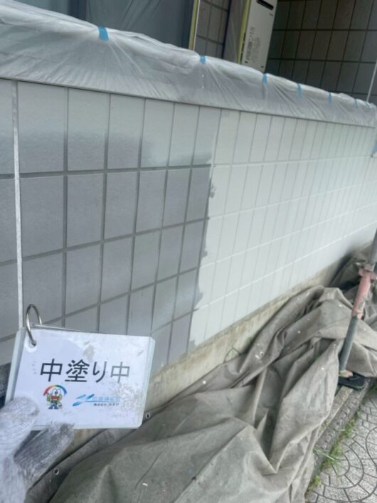 奈良県葛城市葛城ガーデンズ様（2階建てアパートメント）　外壁塗装工事 外壁中塗り