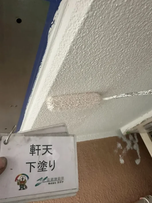 大阪府大阪市住之江区I様（マンション）　外壁塗装・屋根塗装工事 軒天　下塗り