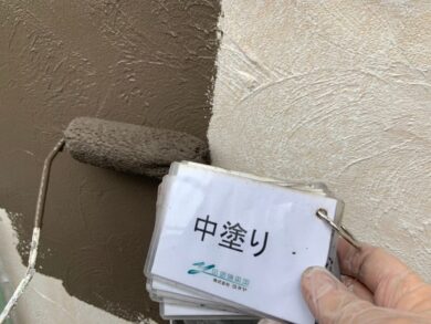 奈良香芝市T様　外壁塗装・屋根カバー工法・防水工事 外壁塗装中塗り①