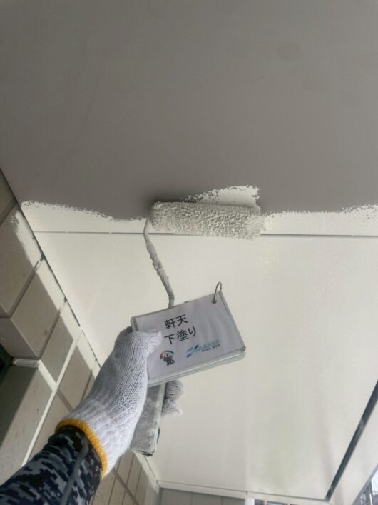 奈良県葛城市葛城ガーデンズ様（2階建てアパートメント）　外壁塗装工事 軒天下塗り