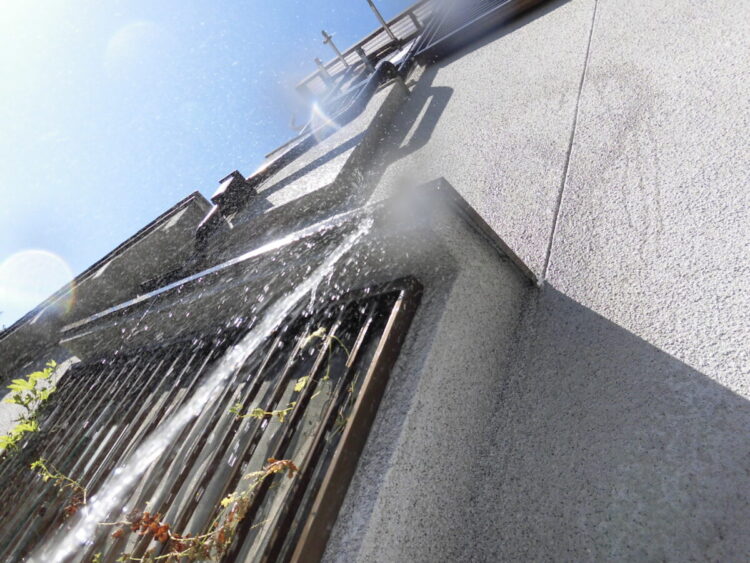 奈良の外壁塗装・屋根塗装は実績No.1安心のヨネヤの奈良市の水を撒いている写真