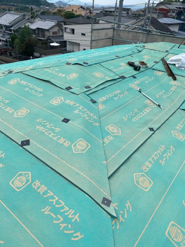 奈良の香芝市の株式会社ヨネヤの外壁塗装と屋根塗装の防水シート設置