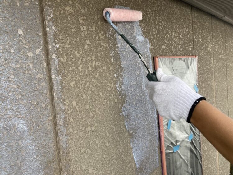 奈良の香芝市の株式会社ヨネヤの外壁塗装と屋根塗装の外壁下塗り
