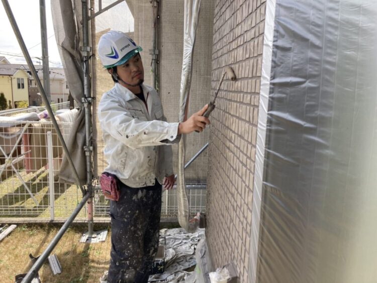 奈良の香芝市の株式会社ヨネヤの外壁塗装と屋根塗装の外壁上塗り