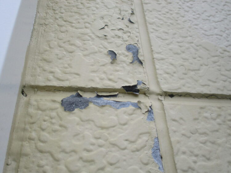 奈良の香芝の株式会社ヨネヤの外壁塗装と屋根塗装の剥がれ