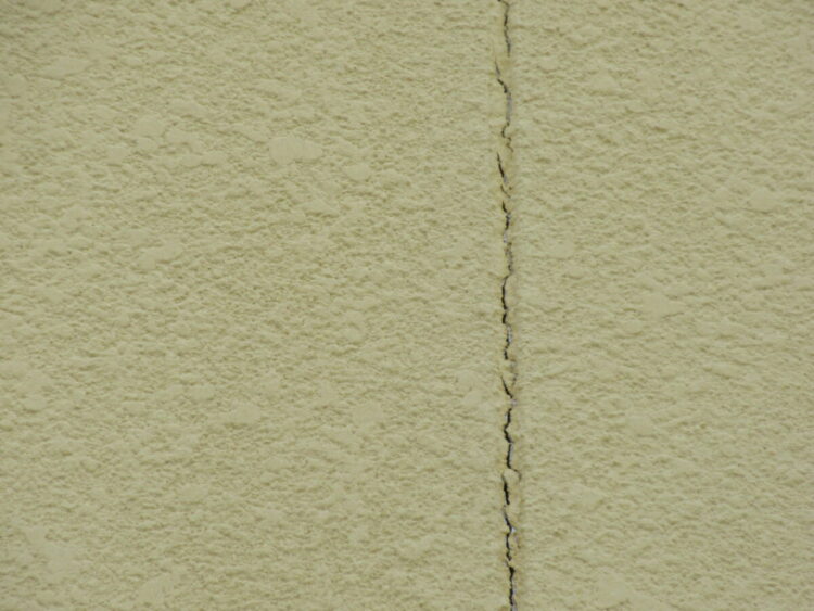 奈良の香芝の株式会社ヨネヤの外壁塗装と屋根塗装のヒビ割れ