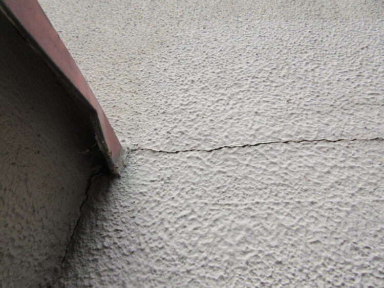 奈良の香芝の株式会社ヨネヤの外壁塗装と屋根塗装の外壁のひび割れ