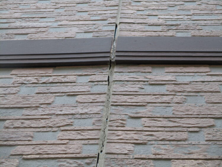 奈良の香芝市の株式会社ヨネヤの外壁塗装と屋根塗装のシーリングの割れ