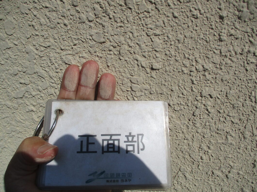 奈良県の住宅外壁で起きているチョーキング現象（手に白い粉が付く塗膜劣化）