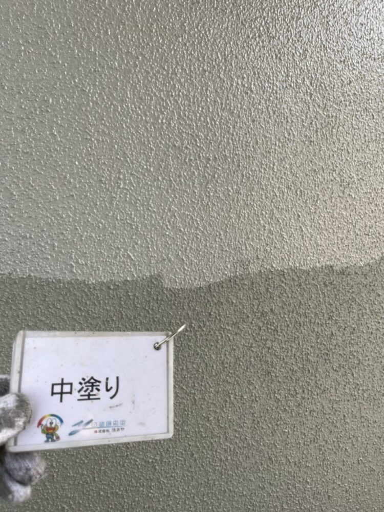 奈良の香芝市の株式会社ヨネヤの外壁塗装と屋根塗装の中塗り