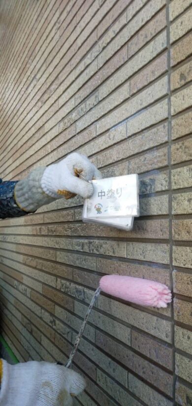 奈良香芝市M様邸　外壁塗装・防水工事 外壁中塗り