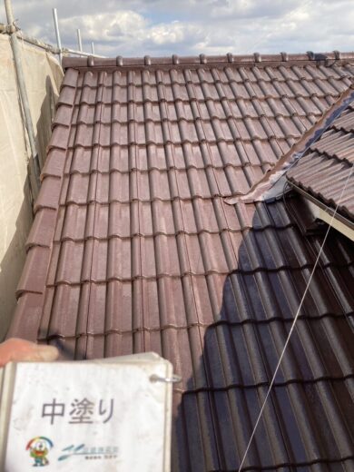 奈良生駒郡斑鳩町H様邸　外壁塗装・屋根塗装・防水工事 屋根中塗り