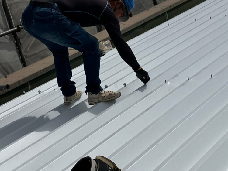 奈良の香芝市の株式会社ヨネヤの外壁塗装と屋根塗装の屋根修理職人