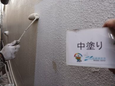 奈良橿原市A株式会社様（オフィスビル）　外壁塗装工事 外壁中塗り