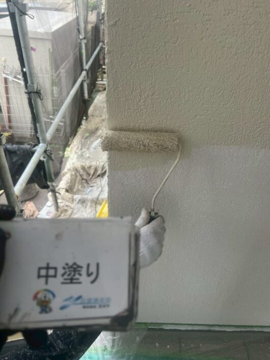 奈良県生駒市Ｔ様　外壁・屋根塗装工事 [中塗り]