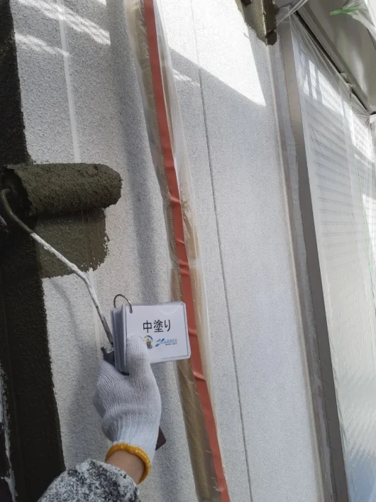 京都府木津川市T様邸　外壁塗装・屋根塗装・防水工事 外壁　中塗り