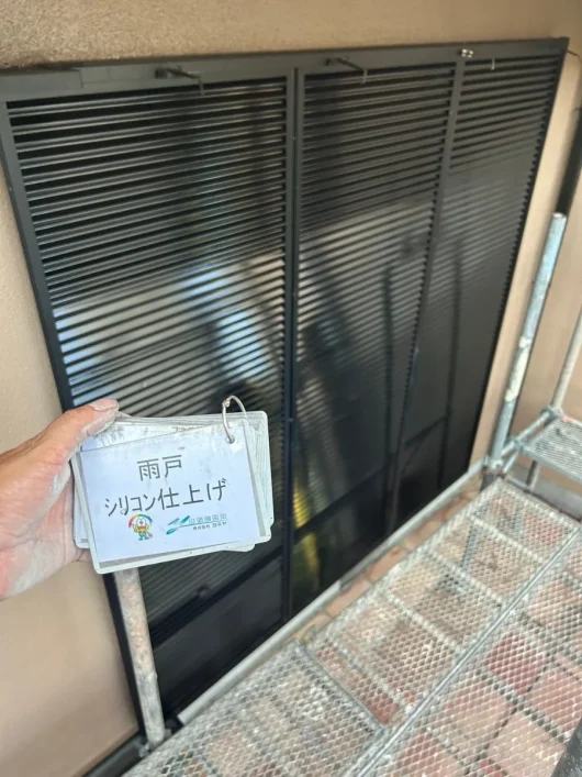 京都府相楽郡精華町H様邸　外壁塗装・屋根塗装・防水工事 雨戸　シリコン仕上げ