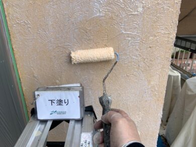 奈良香芝市T様　外壁塗装・屋根カバー工法・防水工事 外壁塗装下塗り1回目
