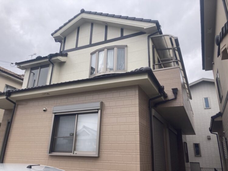 奈良の香芝の株式会社ヨネヤの外壁塗装と屋根塗装のツートンのお家